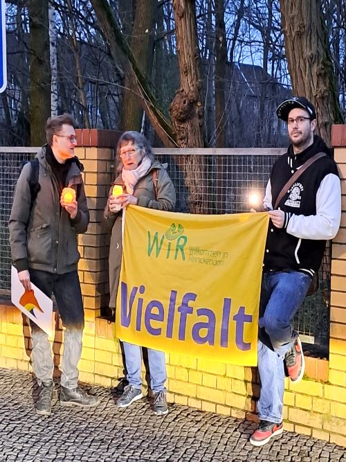 Lichterkette für Demokratie, Respekt, Toleranz und Vielfalt vor dem Ankunftszentrum in der Oranienburger Straße.