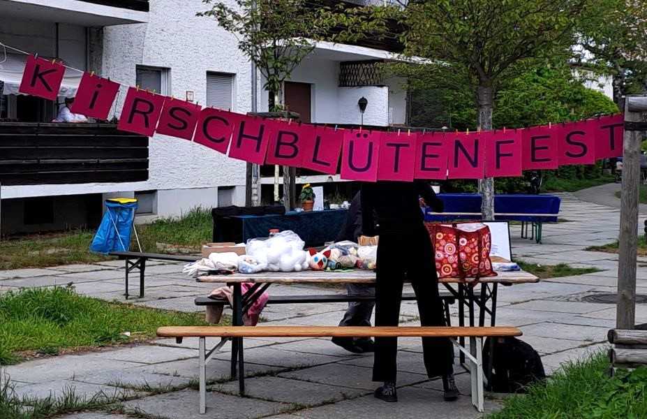 Vorher...
... die Spannung steigt bei allen Beteiligten.
Unser erstes Nachbarschaftsfest auf dem Kirschblütenplatz.